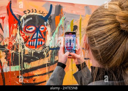 London, Großbritannien. 28.. Februar 2022. Jean-Michel Basquiat, Untitled, 1982, est in der Region von 70m US-Dollar, wurde im Mai als Hauptlos im Phillips 20. Century New York Evening Sale vorgestellt. Kredit: Guy Bell/Alamy Live Nachrichten Stockfoto