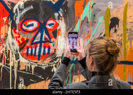 London, Großbritannien. 28.. Februar 2022. Jean-Michel Basquiat, Untitled, 1982, est in der Region von 70m US-Dollar, wurde im Mai als Hauptlos im Phillips 20. Century New York Evening Sale vorgestellt. Kredit: Guy Bell/Alamy Live Nachrichten Stockfoto