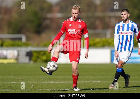 HEERENVEEN, NIEDERLANDE - 28. FEBRUAR: Casper starrt den FC Twente während des Reservecompetitie-Spiels zwischen Jong SC Heerenveen und Jong FC Twente am 28. Februar 2022 im Sportpark Skoatterwald in Heerenveen, Niederlande (Foto: Andre Weening/Orange Picles) Stockfoto