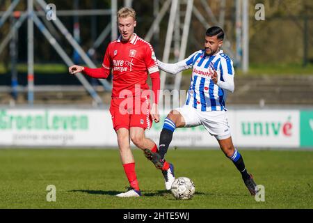 HEERENVEEN, NIEDERLANDE - 28. FEBRUAR 2022: Casper, der den FC Twente anstarrt, wird von Rami Kaib vom SC Heerenveen während des Reservecompetitie-Spiels zwischen Jong SC Heerenveen und Jong FC Twente im Sportpark Skoatterwald am 28. Februar 2010 in Heerenveen, Niederlande, herausgefordert (Foto von Andre Weening/Orange Picles) Stockfoto