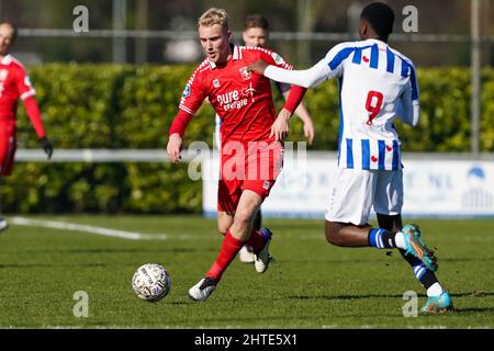 HEERENVEEN, NIEDERLANDE - 28. FEBRUAR 2022: Casper starrt beim FC Twente und Anthony Musaba vom SC Heerenveen beim Reservecompetitie-Spiel zwischen Jong SC Heerenveen und Jong FC Twente im Sportpark Skoatterwald am 28. Februar 2010 in Heerenveen, Niederlande (Foto: Andre Weening/Orange Picles) Stockfoto