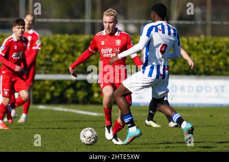 HEERENVEEN, NIEDERLANDE - 28. FEBRUAR 2022: Casper starrt beim FC Twente und Anthony Musaba vom SC Heerenveen beim Reservecompetitie-Spiel zwischen Jong SC Heerenveen und Jong FC Twente im Sportpark Skoatterwald am 28. Februar 2010 in Heerenveen, Niederlande (Foto: Andre Weening/Orange Picles) Stockfoto