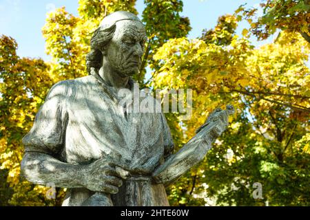 Nahaufnahme der Statue von Antonio Stradivari gegen das Herbstlaub. Cremona, Italien. Stockfoto