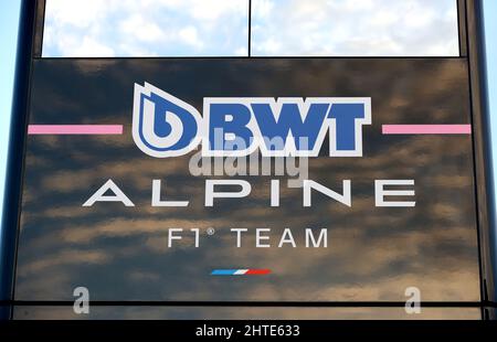 BWT Alpine F1 Team Signage am zweiten Tag der Vorsaison-Tests auf dem Circuit de Barcelona-Catalunya, Spanien. Bilddatum: Donnerstag, 24. Februar 2022. Stockfoto