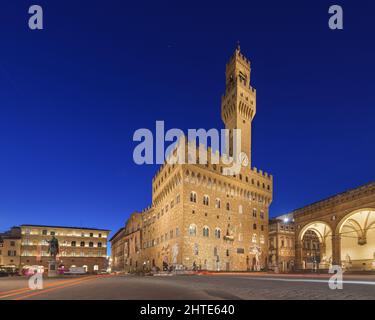 Florenz, Italien von der Piazza della Signoria mit dem Palazzo Vecchio bei Nacht. Stockfoto
