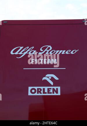 Alfa Romeo F1 Team Orlen Beschilderung während des zweiten Tages der Vorsaison Tests auf dem Circuit de Barcelona-Catalunya, Spanien. Bilddatum: Donnerstag, 24. Februar 2022. Stockfoto