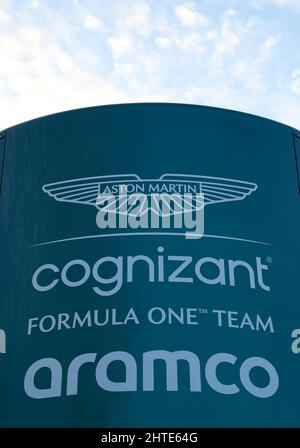Aston Martin Aramco Cognizant F1 Team Signage am zweiten Tag der Vorsaison-Tests auf dem Circuit de Barcelona-Catalunya, Spanien. Bilddatum: Donnerstag, 24. Februar 2022. Stockfoto