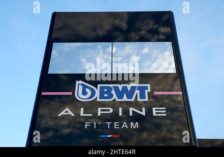 BWT Alpine F1 Team Signage am zweiten Tag der Vorsaison-Tests auf dem Circuit de Barcelona-Catalunya, Spanien. Bilddatum: Donnerstag, 24. Februar 2022. Stockfoto