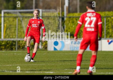 HEERENVEEN, NIEDERLANDE - 28. FEBRUAR: Casper starrt den FC Twente während des Reservecompetitie-Spiels zwischen Jong SC Heerenveen und Jong FC Twente am 28. Februar 2022 im Sportpark Skoatterwald in Heerenveen, Niederlande (Foto: Andre Weening/Orange Picles) Stockfoto