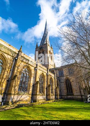 Chesterfield St. Mary and All Saints Parish Church, mit einem verdrehten schiefen Turm, Chesterfield, eine große Marktstadt, im Stadtteil Chesterfield, der Stockfoto