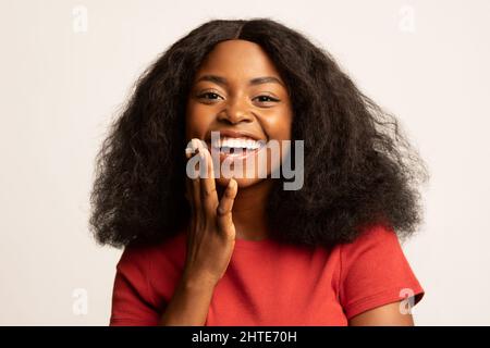 Nahaufnahme Der Schönen Jungen Afroamerikanischen Frau, Die Vor Der Kamera Lacht Stockfoto