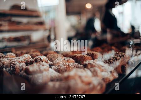 Selektive Nahaufnahme von köstlichen, frisch gebackenen Gebäckstücken in einem Café Stockfoto