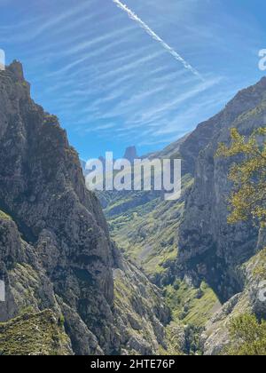 Kalksteingipfel Naranjo de Bulnes aus dem Blickpunkt im Dorf Camarmena in Cabrales, Spanien Stockfoto