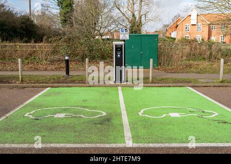 Woodbridge Suffolk UK Februar 22 2022: Leere grüne Parkbuchten, die nur für Elektrofahrzeuge bestimmt sind. Es gibt eine eVolt Ladestation für Stockfoto