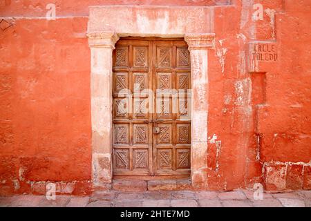 Schöne antike Holztür auf der Gasse 'Calle Toeedo' im Kloster Santa Catalina Conplex, UNESCO-Weltkulturerbe in Arequipa, Peru Stockfoto