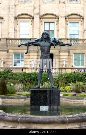 Harewood House Gartenterrasse mit herrlicher Statue Orfeus mit einem Leoparden in England, Großbritannien Stockfoto