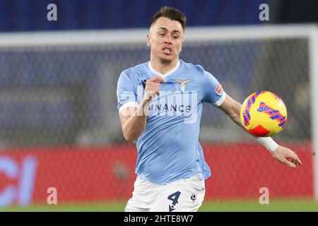 Der spanische Verteidiger von Lazio, Patric, kontrolliert den Ball während des Fußballspiels der Serie A zwischen der SS Lazio und dem SSC Napoli. Napoli gewann 2:1. Stockfoto