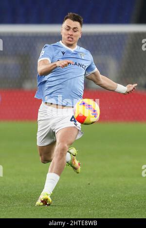 Der spanische Verteidiger von Lazio, Patric, kontrolliert den Ball während des Fußballspiels der Serie A zwischen der SS Lazio und dem SSC Napoli. Napoli gewann 2:1. Stockfoto