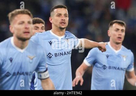 Der brasilianische Verteidiger von Lazio, Luiz Roulein, gesticuliert während des Fußballspiels der Serie A zwischen der SS Lazio und dem SSC Napoli. Napoli gewann 2:1. Stockfoto