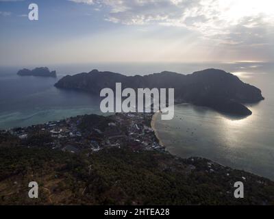 Wunderschöne Aussicht auf die tropische Insel. Ko Phi Phi Don, Thailand. Stockfoto