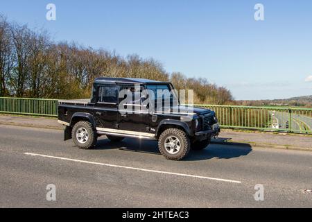 2002 schwarz Land Rover Defender TD5 Hardtop umgerüstet Pick-up 2495cc Diesel 5-Gang-Schaltgetriebe Stockfoto