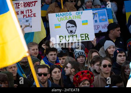 Pro-ukrainische Demonstration in Chicagos Stadtteil Ukrainian Village auf den Stufen der Saints Volodymyr & Olha Church, am Sonntag, den 27. Februar 2022. Bei der Demonstration sprachen der Gouverneur von Illinois, Pritzker, der Bürgermeister von Chicago, Lightfoot, der US-Kongressabgeordnete Danny Davis und andere. Die riesige Menge füllte die Straße vor der Kirche und verschüttete sich weit in die Seitenstraßen. Stockfoto