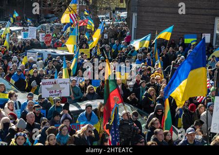 Pro-ukrainische Demonstration in Chicagos Stadtteil Ukrainian Village auf den Stufen der Saints Volodymyr & Olha Church, am Sonntag, den 27. Februar 2022. Bei der Demonstration sprachen der Gouverneur von Illinois, Pritzker, der Bürgermeister von Chicago, Lightfoot, der US-Kongressabgeordnete Danny Davis und andere. Die riesige Menge füllte die Straße vor der Kirche und verschüttete sich weit in die Seitenstraßen. Stockfoto