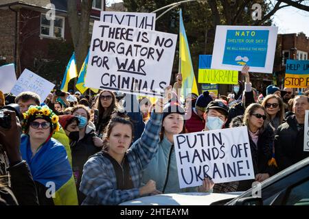 Pro-ukrainische Demonstration in Chicagos Stadtteil Ukrainian Village auf den Stufen der Saints Volodymyr & Olha Church, am Sonntag, den 27. Februar 2022. Bei der Demonstration sprachen der Gouverneur von Illinois, Pritzker, der Bürgermeister von Chicago, Lightfoot, der US-Kongressabgeordnete Danny Davis und andere. Die riesige Menge füllte die Straße vor der Kirche und verschüttete sich weit in die Seitenstraßen. Stockfoto