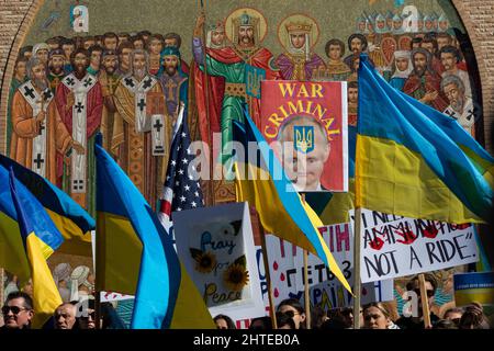 Pro-ukrainische Demonstration in Chicagos Stadtteil Ukrainian Village auf den Stufen der Saints Volodymyr & Olha Church, am Sonntag, den 27. Februar 2022. Bei der Demonstration sprachen der Gouverneur von Illinois, Pritzker, der Bürgermeister von Chicago, Lightfoot, der US-Kongressabgeordnete Danny Davis und andere. Die riesige Menge füllte die Straße vor der Kirche und verschüttete sich weit in die Seitenstraßen. Stockfoto