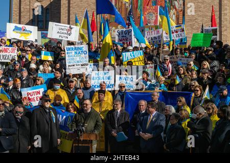 Pro-ukrainische Demonstration in Chicagos Stadtteil Ukrainian Village auf den Stufen der Saints Volodymyr & Olha Church, am Sonntag, den 27. Februar 2022. Bei der Demonstration sprachen der Gouverneur von Illinois, Pritzker, der Bürgermeister von Chicago, Lightfoot, der US-Kongressabgeordnete Danny Davis und andere. Die riesige Menge füllte die Straße vor der Kirche und verschüttete sich weit in die Seitenstraßen. Stockfoto