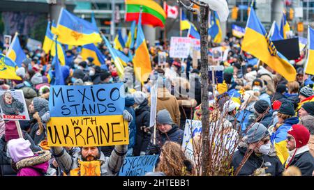 Ein Schild mit der Aufschrift „Mexiko steht mit der Ukraine“ in Toronto, Kanada - 27. Februar 2022 Stockfoto