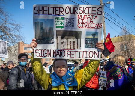 Pro-ukrainische Demonstration in Chicagos Stadtteil Ukrainian Village auf den Stufen der Saints Volodymyr & Olha Church, am Sonntag, den 27. Februar 2022. Bei der Demonstration sprachen der Gouverneur von Illinois, Pritzker, der Bürgermeister von Chicago, Lightfoot, der US-Kongressabgeordnete Danny Davis und andere. Die riesige Menge füllte die Straße vor der Kirche und verschüttete sich weit in die Seitenstraßen. Stockfoto