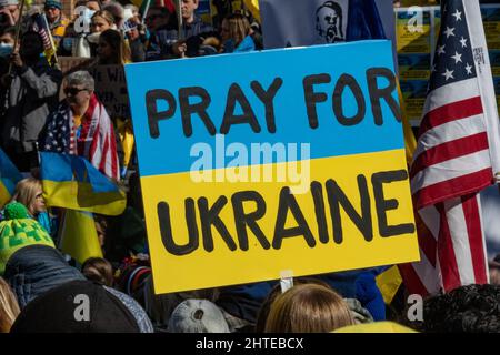 Pro-ukrainische Demonstration in Chicagos Stadtteil Ukrainian Village auf den Stufen der Saints Volodymyr & Olha Church, am Sonntag, den 27. Februar 2022. Bei der Demonstration sprachen der Gouverneur von Illinois, Pritzker, der Bürgermeister von Chicago, Lightfoot, der US-Kongressabgeordnete Danny Davis und andere. Die riesige Menge füllte die Straße vor der Kirche und verschüttete sich weit in die Seitenstraßen. Stockfoto