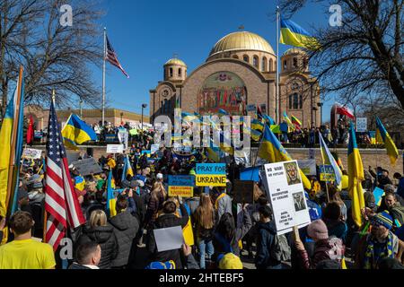 Pro-ukrainische Demonstration in Chicagos Stadtteil Ukrainian Village auf den Stufen der Saints Volodymyr & Olha Church, am Sonntag, den 27. Februar 2022. Bei der Demonstration sprachen der Gouverneur von Illinois, Pritzker, der Bürgermeister von Chicago, Lightfoot, der US-Kongressabgeordnete Danny Davis und andere. Die riesige Menge füllte die Straße vor der Kirche und verschüttete sich weit in die Seitenstraßen. Stockfoto