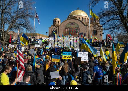 Pro-ukrainische Demonstration in Chicagos Stadtteil Ukrainian Village auf den Stufen der Saints Volodymyr & Olha Church, am Sonntag, den 27. Februar 2022. Bei der Demonstration sprachen der Gouverneur von Illinois, Pritzker, der Bürgermeister von Chicago, Lightfoot, der US-Kongressabgeordnete Danny Davis und andere. Die riesige Menge füllte die Straße vor der Kirche und verschüttete sich weit in die Seitenstraßen. Stockfoto