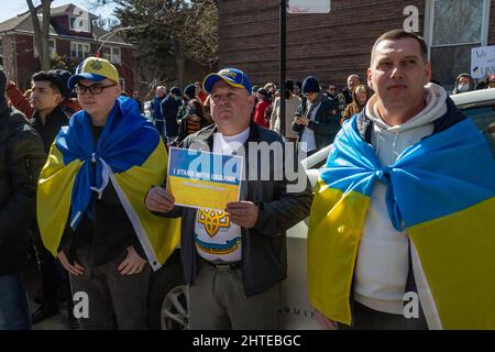 Pro-ukrainische Demonstration in Chicagos Stadtteil Ukrainian Village auf den Stufen der Saints Volodymyr & Olha Church, am Sonntag, den 27. Februar 2022. Bei der Demonstration sprachen der Gouverneur von Illinois, Pritzker, der Bürgermeister von Chicago, Lightfoot, der US-Kongressabgeordnete Danny Davis und andere. Die riesige Menge füllte die Straße vor der Kirche und verschüttete sich weit in die Seitenstraßen. Stockfoto