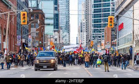 Toronto, Kanada - 27. Februar 2022: protestmarsch in der Bay Street. Die Kundgebung zur Unterstützung der Ukraine und gegen die russische Invasion Stockfoto