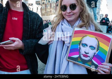 The Dam, Amsterdam, Niederlande. Sonntag, 27.. Februar 2022. Rund 15,000 Demonstranten versammelten sich heute Nachmittag am Amsterdamer Staudamm, um Solidarität mit der ukrainischen Bevölkerung zu zeigen und die russische Invasion von Präsident Putin zu verhindern. Schätzungsweise 100,000 Menschen protestierten in Europa und zahlreiche Russen schlossen sich den Demonstranten am Staudamm an, um Solidarität zu zeigen. Auch in den niederländischen Städten Groningen und Heerlen gingen Menschen auf die Straße. Kredit: Charles M Vella/Alamy Live Nachrichten Stockfoto