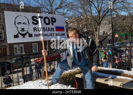 Pro-ukrainische Demonstration in Chicagos Stadtteil Ukrainian Village auf den Stufen der Saints Volodymyr & Olha Church, am Sonntag, den 27. Februar 2022. Bei der Demonstration sprachen der Gouverneur von Illinois, Pritzker, der Bürgermeister von Chicago, Lightfoot, der US-Kongressabgeordnete Danny Davis und andere. Die riesige Menge füllte die Straße vor der Kirche und verschüttete sich weit in die Seitenstraßen. Stockfoto