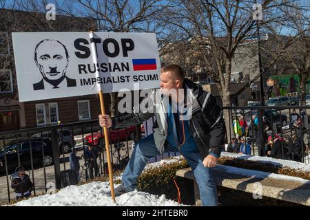 Pro-ukrainische Demonstration in Chicagos Stadtteil Ukrainian Village auf den Stufen der Saints Volodymyr & Olha Church, am Sonntag, den 27. Februar 2022. Bei der Demonstration sprachen der Gouverneur von Illinois, Pritzker, der Bürgermeister von Chicago, Lightfoot, der US-Kongressabgeordnete Danny Davis und andere. Die riesige Menge füllte die Straße vor der Kirche und verschüttete sich weit in die Seitenstraßen. Stockfoto