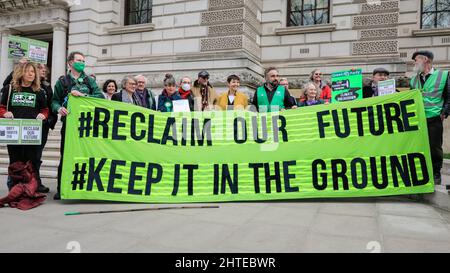 Westminster, London, Großbritannien. 28.. Februar 2022. Die Grünen haben vor dem Finanzministerium einen „Keep it in the Ground“-Protest veranstaltet, um die Entwicklung neuer fossiler Brennstoffe zu beenden, da sie die Regierung auch weiterhin dazu auffordert, „die Verursacher für ihre CO2-Emissionen bezahlen zu lassen“ und ihre Klimaschutzziele zu erreichen. An dem Protest nehmen die Abgeordnete der Grünen, Caroline Lucas, sowie die Parteiführerin Natalie Bennett und Jenny Jones, Baroness Jones von Moulsecoomb, Oberhaus, Teil. Kredit: Imageplotter/Alamy Live Nachrichten Stockfoto