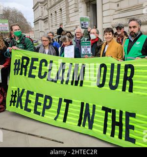 Westminster, London, Großbritannien. 28.. Februar 2022. Die Grünen haben vor dem Finanzministerium einen „Keep it in the Ground“-Protest veranstaltet, um die Entwicklung neuer fossiler Brennstoffe zu beenden, da sie die Regierung auch weiterhin dazu auffordert, „die Verursacher für ihre CO2-Emissionen bezahlen zu lassen“ und ihre Klimaschutzziele zu erreichen. An dem Protest nehmen die Abgeordnete der Grünen, Caroline Lucas, sowie die Parteiführerin Natalie Bennett und Jenny Jones, Baroness Jones von Moulsecoomb, Oberhaus, Teil. Kredit: Imageplotter/Alamy Live Nachrichten Stockfoto