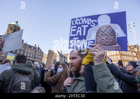 The Dam, Amsterdam, Niederlande. Sonntag, 27.. Februar 2022. Rund 15,000 Demonstranten versammelten sich heute Nachmittag am Amsterdamer Staudamm, um Solidarität mit der ukrainischen Bevölkerung zu zeigen und die russische Invasion von Präsident Putin zu verhindern. Schätzungsweise 100,000 Menschen protestierten in Europa und zahlreiche Russen schlossen sich den Demonstranten am Staudamm an, um Solidarität zu zeigen. Auch in den niederländischen Städten Groningen und Heerlen gingen Menschen auf die Straße. Bildunterschrift: Auf dem Damm in Amsterdam, am heutigen Nachmittag des 15. Kredit: Charles M Vella/Alamy Live Nachrichten Stockfoto