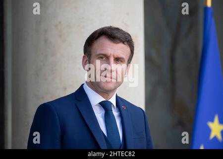 Paris, Frankreich. 28.. Februar 2022. Der französische Präsident Emmanuel Macron am 28. Februar 2022 im Pariser Elysee-Palast. Foto von Eliot Blondt/ABACAPRESS.COM Quelle: Abaca Press/Alamy Live News Stockfoto