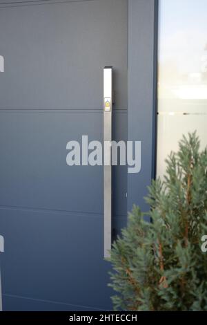 Vertikale Aufnahme einer Brandschutztür mit einem großen Metallgriff Stockfoto