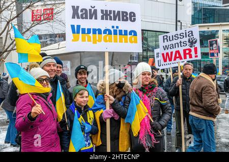 Toronto, Kanada - 27. Februar 2022: Eine ukrainische Familie nimmt an der Demonstration Teil. Die Kundgebung zur Unterstützung der Ukraine und gegen die russischen Invasionen Stockfoto