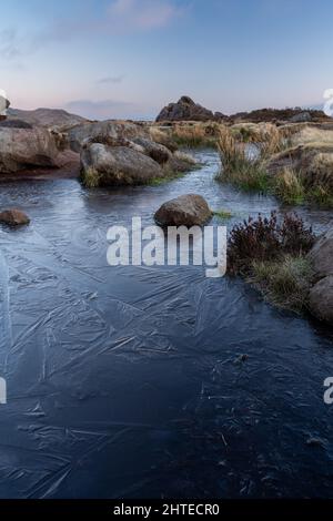 Sonnenaufgang am Doxey Pool auf den Kakerlaken im Staffordshire Peak District National Park. Stockfoto