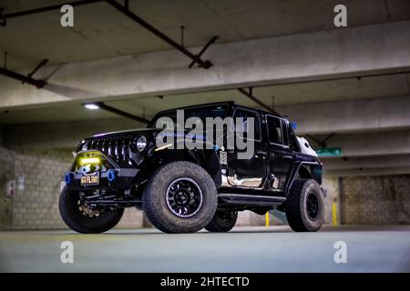 Großes schwarz-blaues Jeep Wrangler Auto auf einem Parkplatz Stockfoto