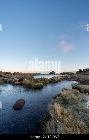 Sonnenaufgang am Doxey Pool auf den Kakerlaken im Staffordshire Peak District National Park. Stockfoto