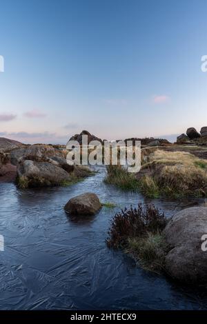 Sonnenaufgang am Doxey Pool auf den Kakerlaken im Staffordshire Peak District National Park. Stockfoto